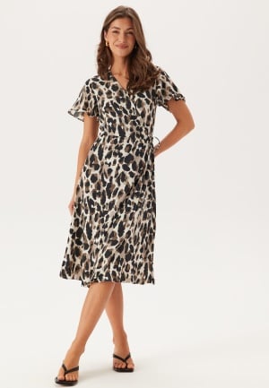 Se VILA Vilovie S/S Wrap Midi Dress Birch AOP:Astrid 44 ved Bubbleroom