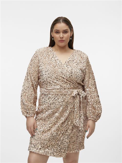 Se Vero Moda Curve Coctailkjole  beige / guld ved About You