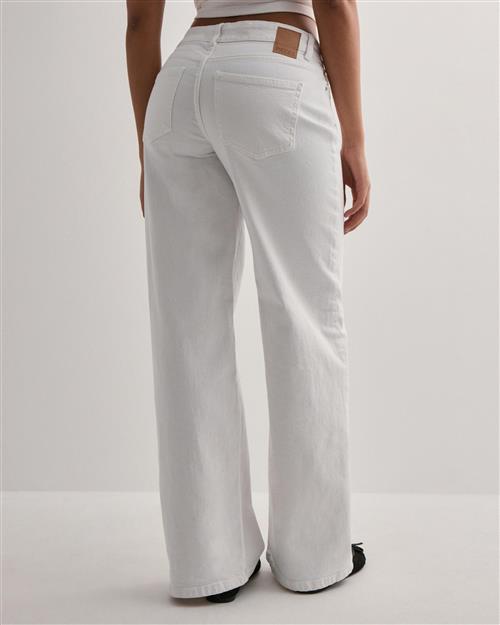 Se Pieces - Hvid - Pcselma Lw Wide Jeans Od Noos Bc ved Nelly