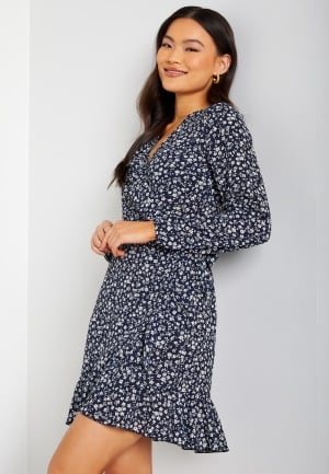 Se ONLY Carly L/S Wrap Dress Night Sky AOP:White 40 ved Bubbleroom