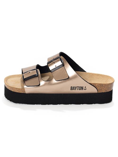 Se Bayton Pantoletter 'JAPET'  beige / bronze / sort ved About You