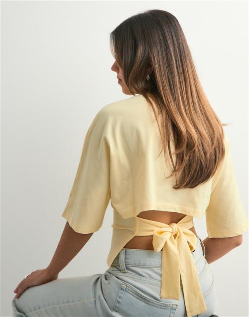 Nelly - Gul - Open Back Tie Tee