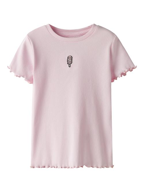 Se NAME IT Bluser & t-shirts 'NMFVIVEMMA'  lyserød / sort ved About You