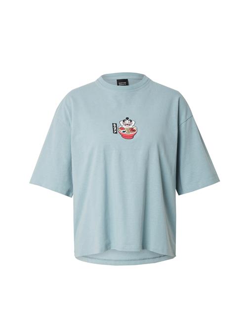 Kaotiko Shirts 'SUMO RAMEN'  pastelblå / pink / sort / hvid