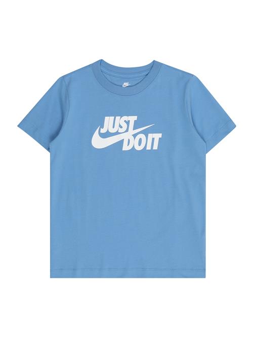 Se Nike Sportswear Shirts  azur / hvid ved About You