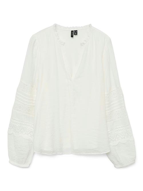 Se VERO MODA Bluse 'VMTiffani'  hvid ved About You