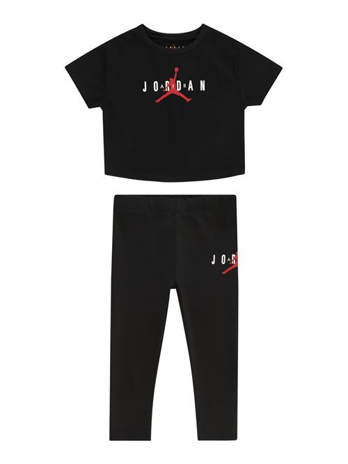 Se Jordan Joggingdragt  rød / sort / hvid ved About You