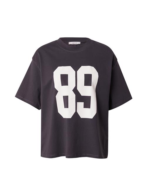 ABOUT YOU Oversized bluse 'Nelly'  antracit / hvid