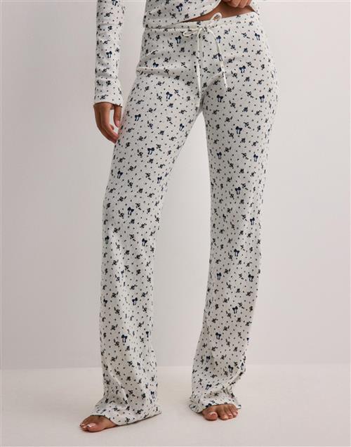 Se Nelly - Blå - Cute Print Pants ved Nelly