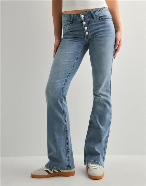 Nelly - Blå - Mid Waist Button Jeans