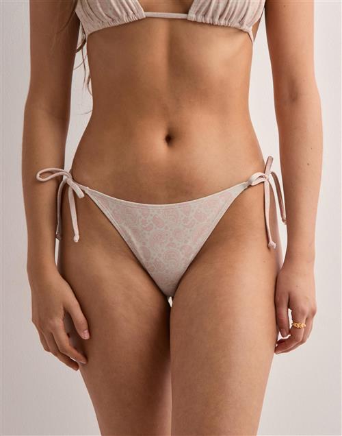 Se Nelly - Mønstret - Classic Bikini Panty ved Nelly