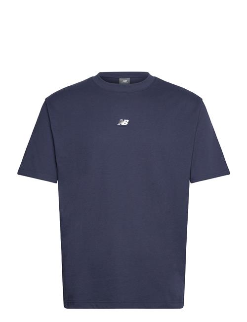 Se Hoops On Court T-Shirt New Balance Navy ved Booztlet
