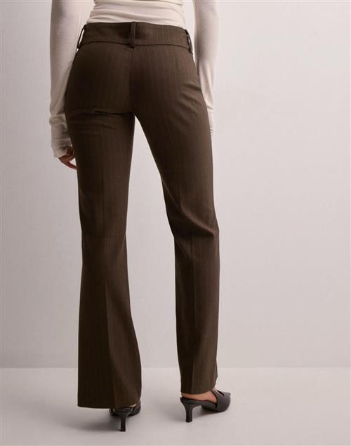 Nelly - Brun - Super Low Waist Flare Suit Pant
