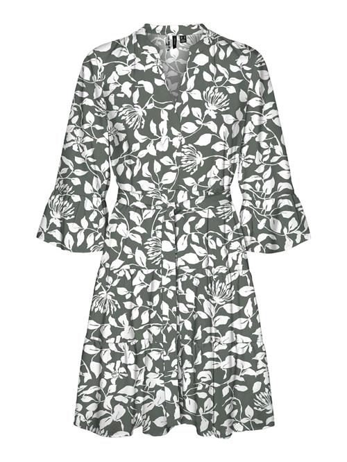 Se Vero Moda Curve Blusekjole 'VERA'  grøn / hvid ved About You