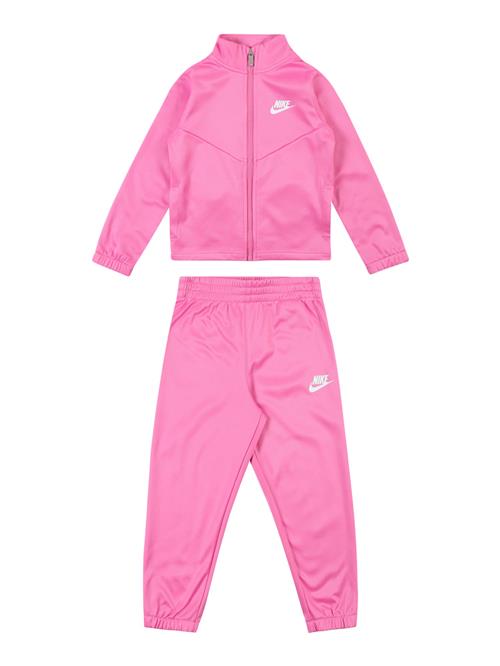 Se Nike Sportswear Joggingdragt  lys pink / hvid ved About You