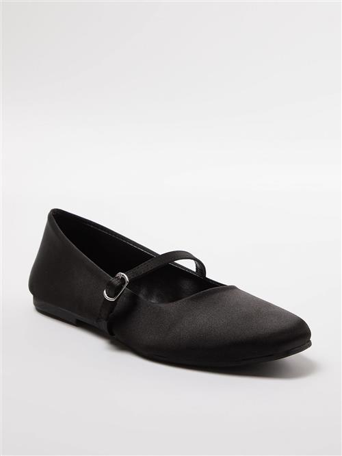 Se Trendyol Ballerinasko med rem  sort ved About You