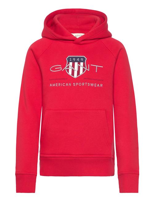 Se Archive Shield Hoodie GANT Red ved Booztlet