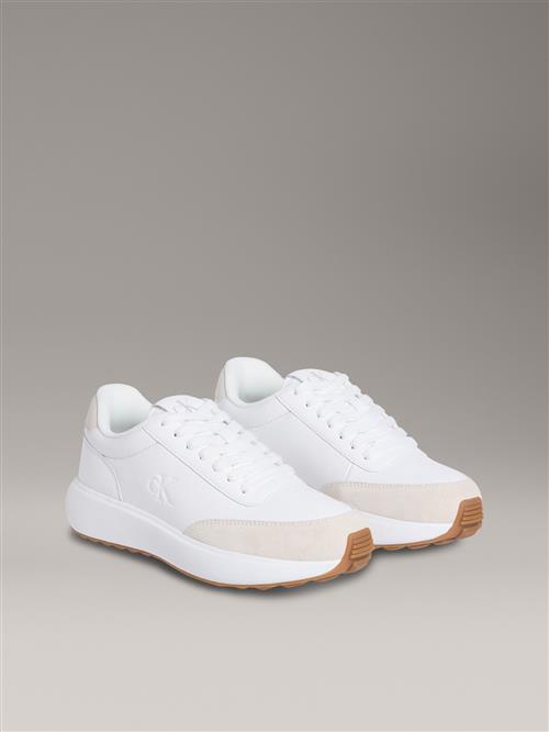Se Calvin Klein Jeans Sneaker low 'ATHLEISURE'  nude / hvid ved About You