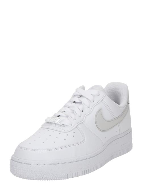 Se Nike Sportswear Sneaker low 'Air Force 1 '07 SE'  lysegrå / hvid ved About You