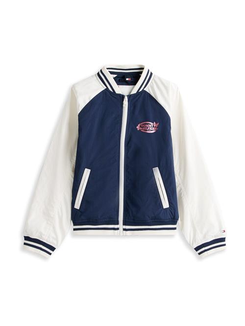 Se TOMMY HILFIGER Overgangsjakke  navy / pitaya / hvid ved About You