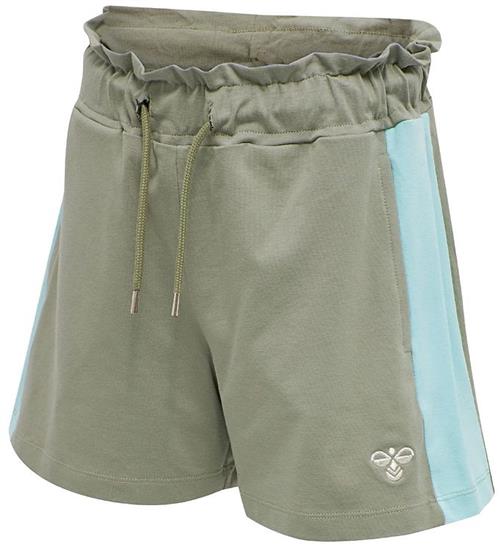 Se Hummel Shorts - hmlSunny - Støvet Grøn ved KidsWorld