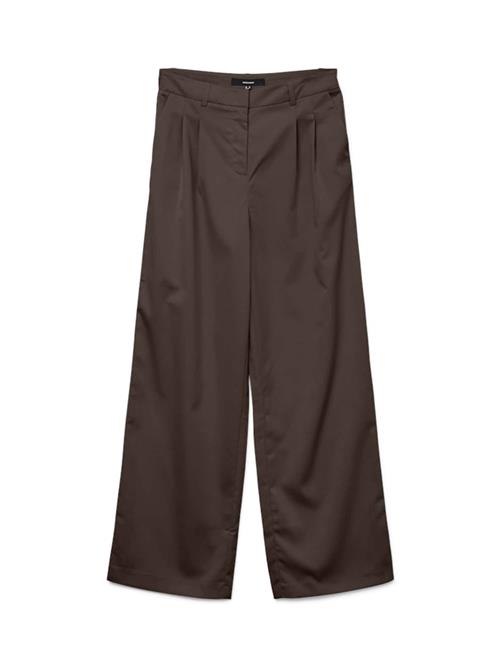 Se VERO MODA Bukser med lægfolder 'VMNila'  choko ved About You