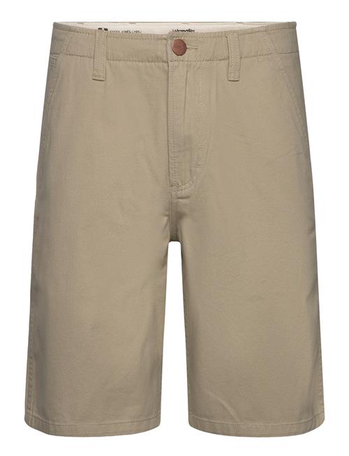 Se Casey Chino Shorts Wrangler Beige ved Booztlet