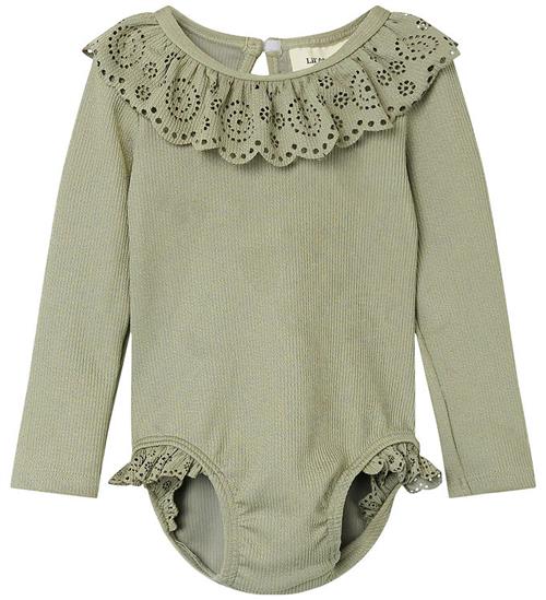 Se Lil' Atelier Badedragt - Rib - NbfFola - Forst Fog ved KidsWorld