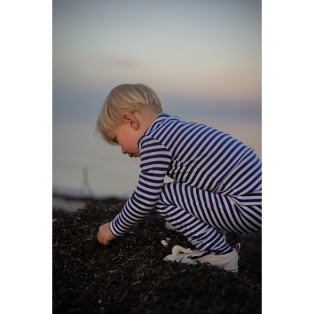 Se BIRKHOLM Stribet Rib Bluse Perfekt Hvid & Kobolt Blå hos SmartKidz
