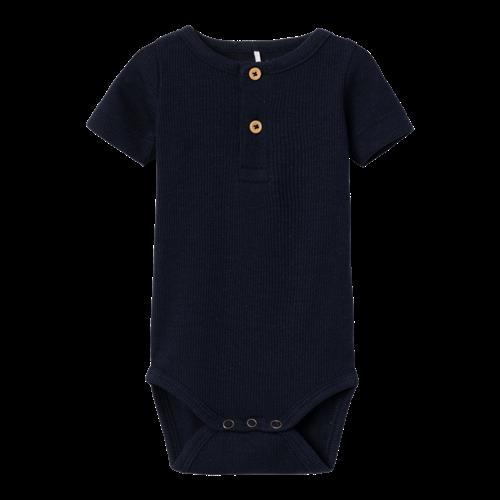 Se NAME IT Modal Body Kortærmet Kab Dark Sapphire hos SmartKidz