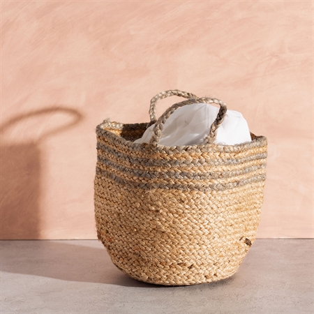 Se SASS & BELLE Jute Kurv Grey Stripe hos SmartKidz