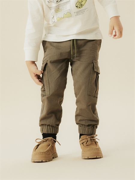 Se NAME IT Twill Cargo Bukser Ryan Dusty Olive hos SmartKidz