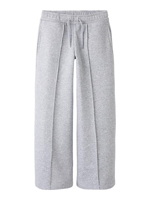 Se NAME IT Wide Sweatpants Karlie Light Grey Melange hos SmartKidz