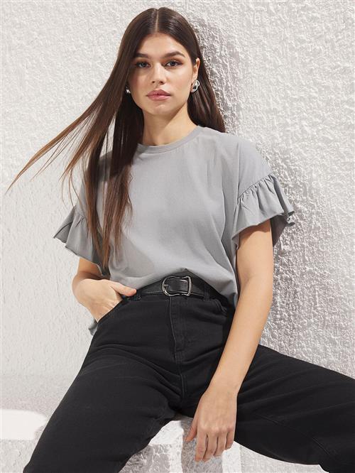 Se Trendyol Shirts  grå ved About You