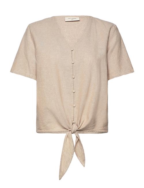 Se Blouse From Freequent In A Light Material. The Blouse Has A Simple Silhouette Wi FREE/QUENT Beige ved Booztlet