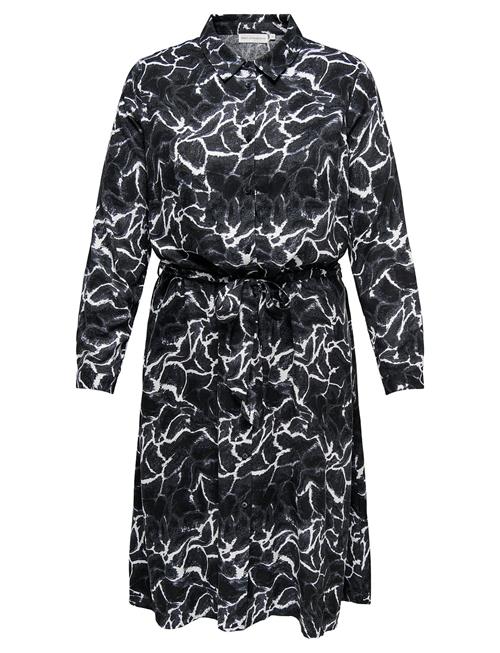Se Carammia L/S Midi Shirt Dress Aop ONLY Carmakoma Black ved Booztlet