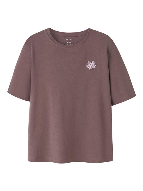 Se NAME IT T-shirt Vita Peppercorn Maple Leaf Embroidery hos SmartKidz