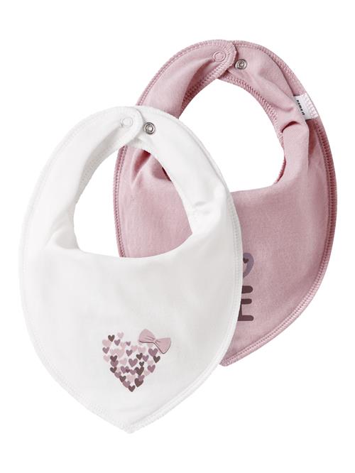 Se NAME IT 2-Pak Hagesmæk Yvette Bib Burnished Lilac Cloud Dancer/hearts hos SmartKidz