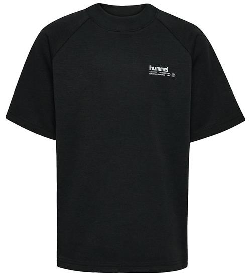 Se Hummel T-shirt - HmlJR Tech Loose - Sort ved KidsWorld