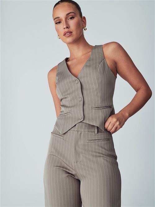 Se Willa Jakkesætsvest 'KATHERINE'  beige / hvid ved About You