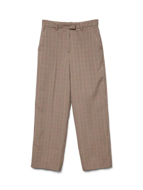 Se VERO MODA Bukser med fals  brun ved About You