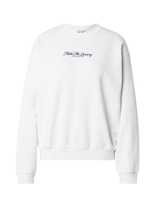 Se Kaotiko Sweatshirt  navy / hvid ved About You