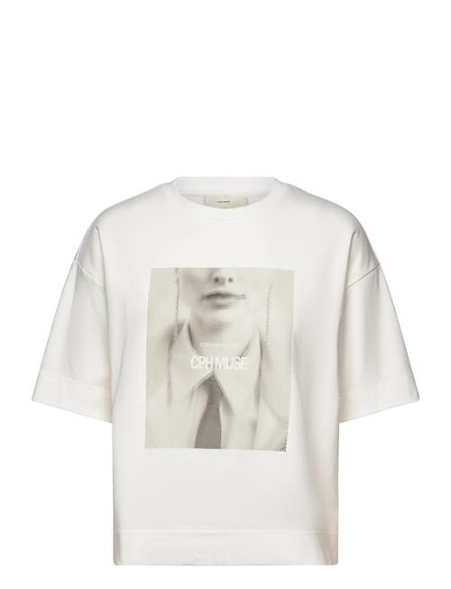 Se Cmmuse-Tee Copenhagen Muse White ved Booztlet