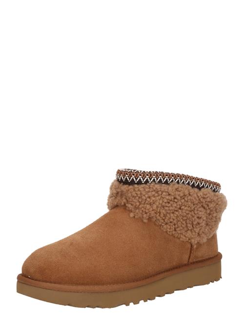 Se UGG Boots 'Classic Ultra Mini Maxi Curly'  karamel / mørkebrun / hvid ved About You