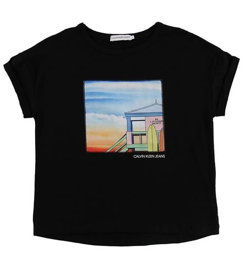 Se Calvin Klein T-shirt - Sort m. Patch ved KidsWorld