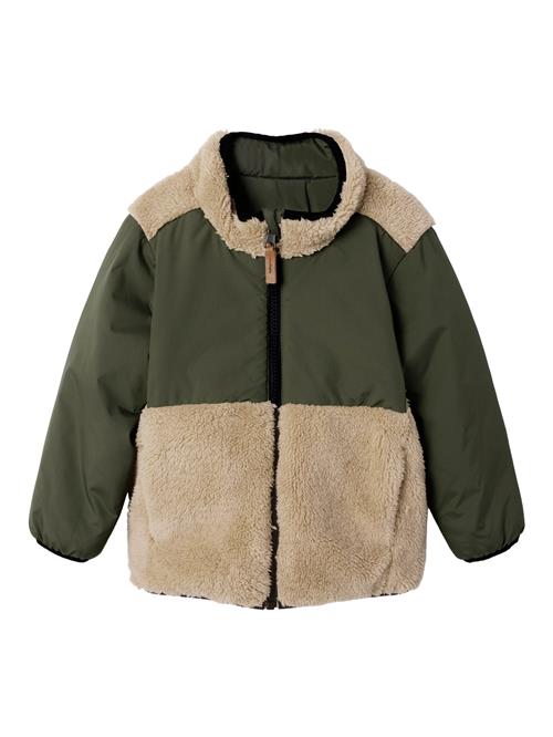 Se NAME IT Vendbar Jakke Sherpa Magnus Beetle hos SmartKidz
