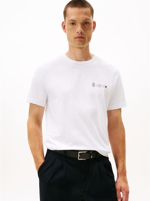 Se SMALL CREST OUTLINE TEE hos Din tøjmand