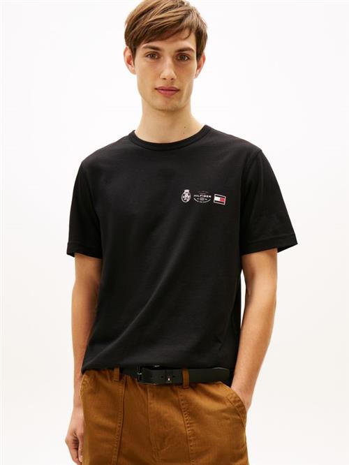 Se SMALL CREST OUTLINE TEE hos Din tøjmand
