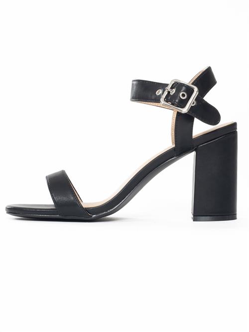 Se Celena Sandaler 'Chanay'  sort ved About You