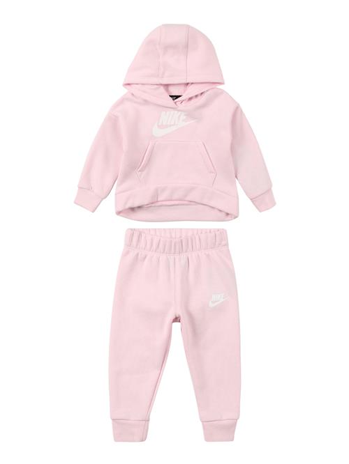 Se Nike Sportswear Joggingdragt  lys pink / hvid hos About You